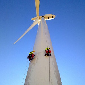 Equinox Cleans Wind Turbine After Oil Leak in Oregon, USA