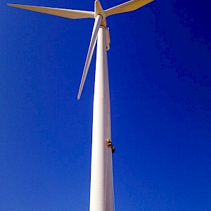 Equinox Cleans Wind Turbine After Oil Leak in Oregon, USA