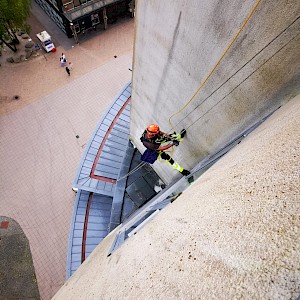 Equinox Carries Out Cleaning of The Sea Life Aquarium in Loch Lomond