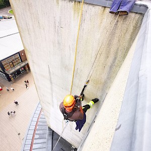 Equinox Carries Out Cleaning of The Sea Life Aquarium in Loch Lomond