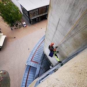 Equinox Carries Out Cleaning of The Sea Life Aquarium in Loch Lomond